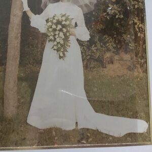 Wedding dress. Medium. Vintage. Gown, veil and gloves white with sequins